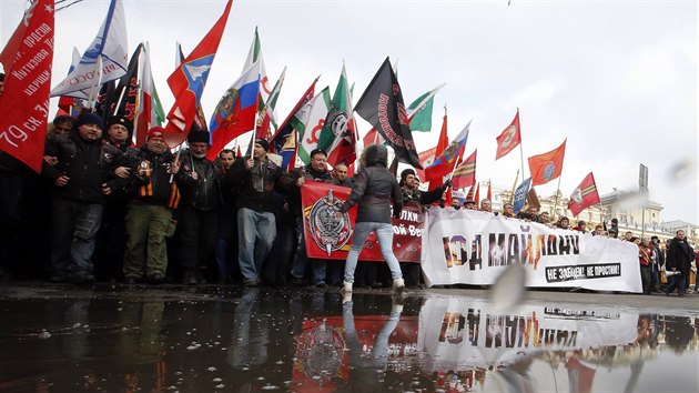 Demonstraci do Moskvy svolalo rusk odno hnut Antimajdan, kter na Ukrajin podporovalo nkdej prorusk smovn zem (21. nora 2015).