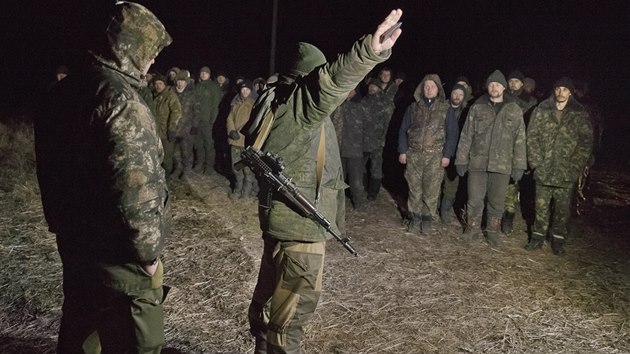 Ukrajinsk armda a prorut separatist tak v noci na nedli podle zdroj blzkch jednn podepsali dohodu o zahjen odsunu tkch zbran z fronty. (21. nora 2015)