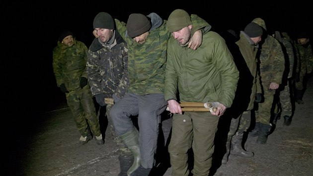 Zajat ukrajint vojci se pesunuj k vesnici olobok, asi 50 kilometr severozpadn od povstaleck baty Luhansk, kde budou vymnni za separatisty. (21. nora 2015)