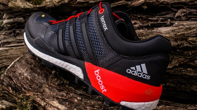 Adidas Terrex Boost - Bota netypicky postrd pevnou patn misku. To dky stabilnmu svrku nijak zsadn nepoctte, naopak tento fakt ocen lid s patn ostruhou.