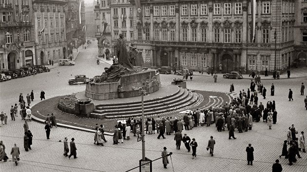 Pomnk mistra Jana Husa na Staromstskm nmst v Praze na snmku z dubna 1939.