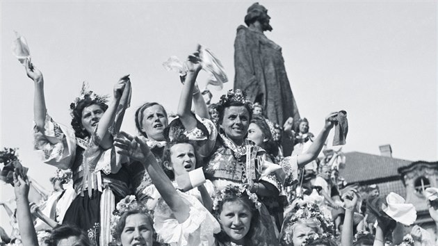 Dvky v krojch vtaj z praskho pomnku vojky Rud armdy. (6. ervna 1945)