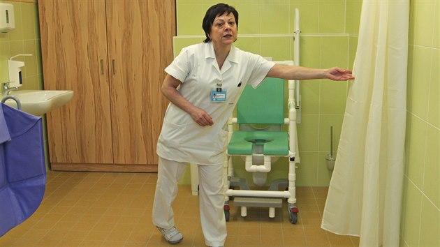 Vrchn sestra ortopedie Eva Gebauerov ukazuje modernizovan oddlen fifejdsk nemocnice. Zsadnch zmn doznala i sociln zazen.