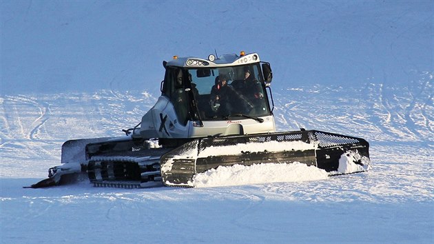 Jan Luptk upravuje Dmskou sjezdovku ve Skiarelu Lipno.