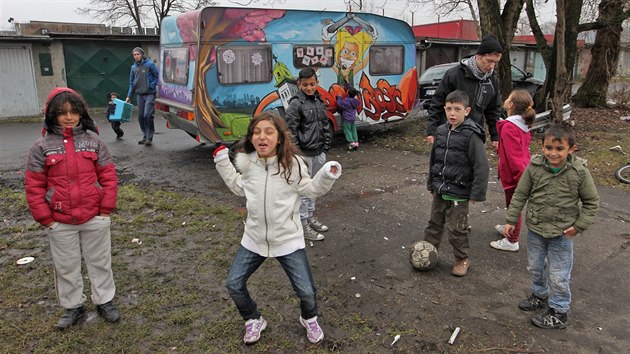 Selesinsk karavan, kter pijd v Ostrav do problmovch socilnch lokalit a  osvtu mezi tamnmi dtmi.