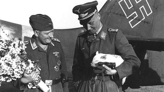 Pslunk Luftwaffe Friedrich Lang stoj u letadla luftwaffe s malm unkem.