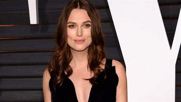 Keira Knightley se na prty po Oscarech pevlkla.