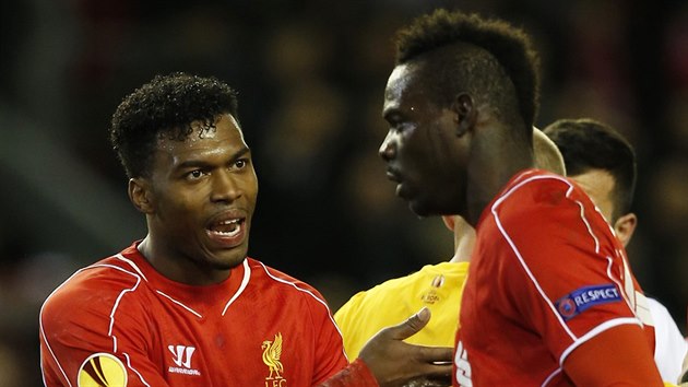 KONFLIKT. Daniel Sturridge z Liverpoolu vyt,  Mario Balotelli nereaguje.