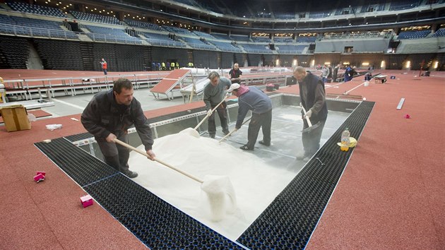 V praské O2 aren pokrauje výstavba atletické dráhy pro halové mistrovství...