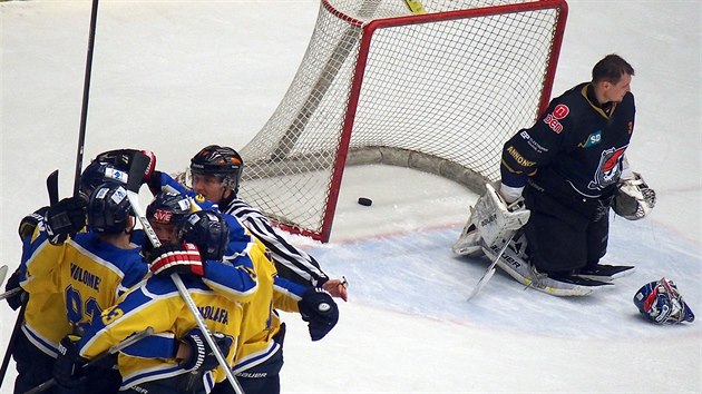 stet hokejist po glu Jaroslava Roubka na 3:2 v prodlouen, kterm pekonal Miroslava Hanuljaka.