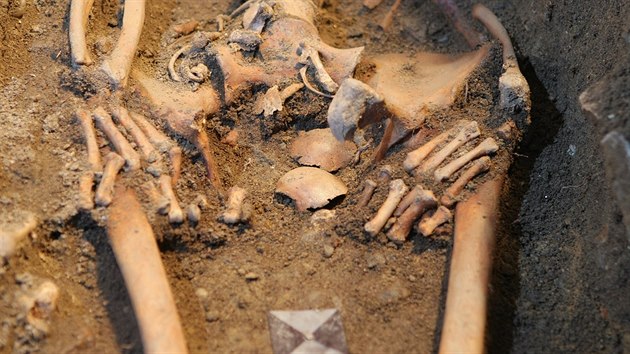 Archeologov ze Zpadoeskho institutu pamtek zkoumali podlo nmst v Horaovicch. Zjistili, e se pod nm skrv etov pohebit.