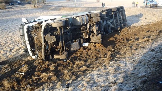 Nehoda dvou osobnch automobil a cisterny na hlavnm tahu mezi Klatovy a Horaovicemi.