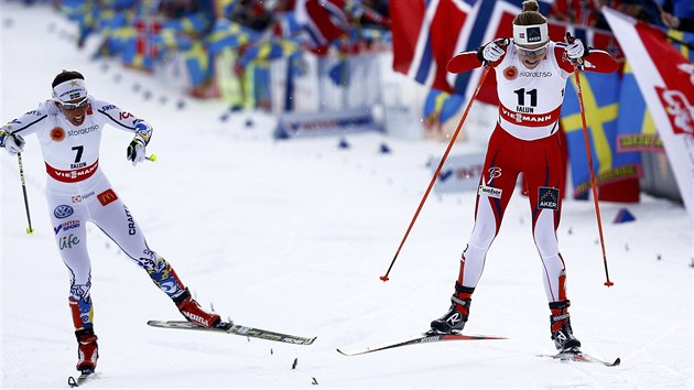 Norsk bkyn na lych Astrid Jacobsenov (vpravo) por ve finii o 2. msto Charlotte Kallaovou ze vdska,