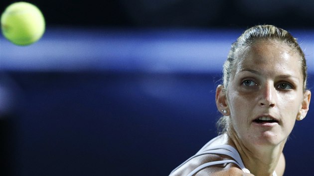 esk tenistka Karolna Plkov v duelu se Simonou Halepovou.