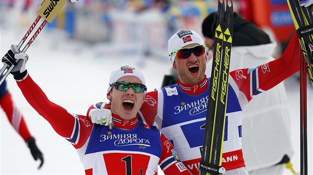 Nort bci na lych Finn Haagen Krogh (vlevo) a Petter Northug se raduj z triumfu ve sprintu dvojic na mistrovstv svta ve Falunu.