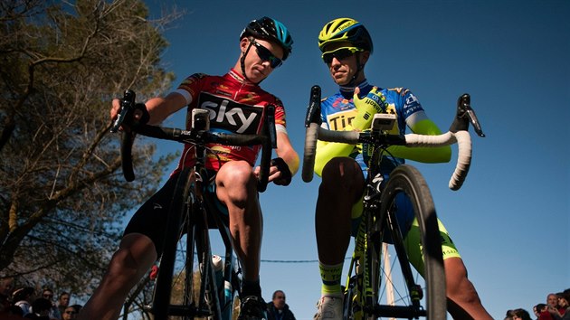 Cyklistití giganti v druném rozhovoru.  Christopher Froome (vlevo) z týmu Sky...