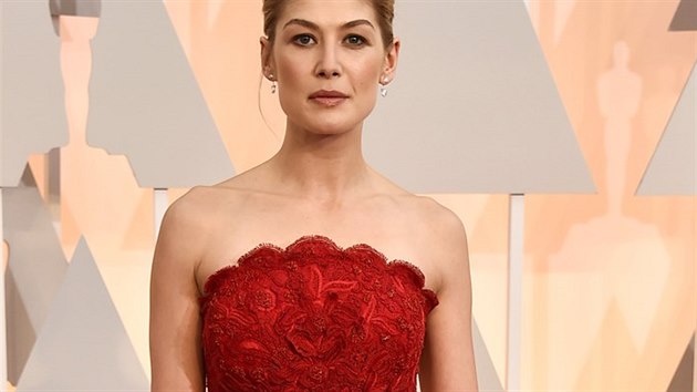 Rosamund Pike na ervenm koberci v rudch atech zn. Givenchy se zvraznnm pasem a vysokm rozparkem