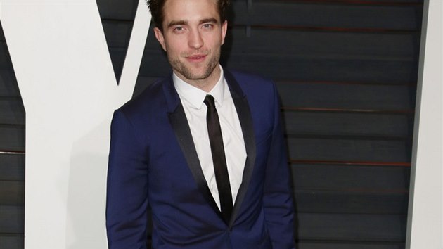 Robert Pattinson na oscarovou Vanity Fair party vyrazil v tmav modrm obleku doplnnho zkou ernou kravatou.