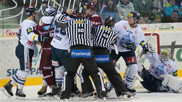 Pranice bhem zpasu Liberec - Sparta.