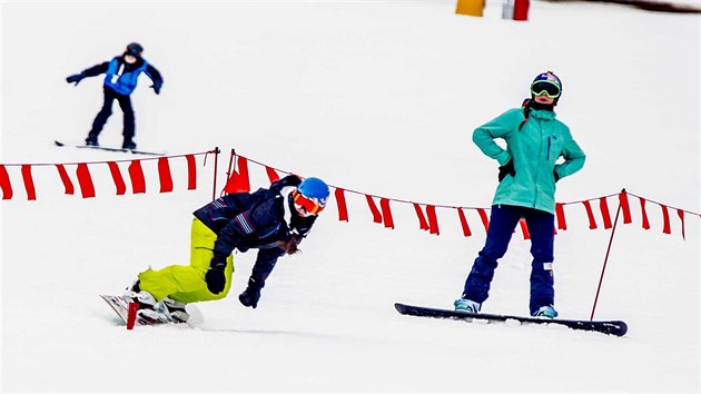 Eva Samkov (vpravo) dohl na mlad snowboardisty bhem kempu na Doln Morav.