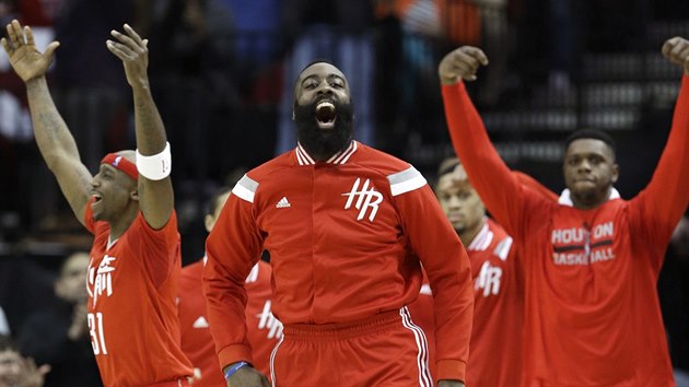 Jason Terry, James Harden a Terrence Jones (zleva) slav dleit ko svho Houstonu.