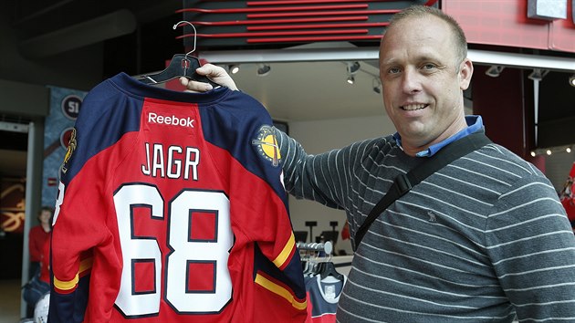 ASTN KUPEC. Fanouek si v oficilnm obchod Floridy Panthers kupuje dres Jaromra Jgra.