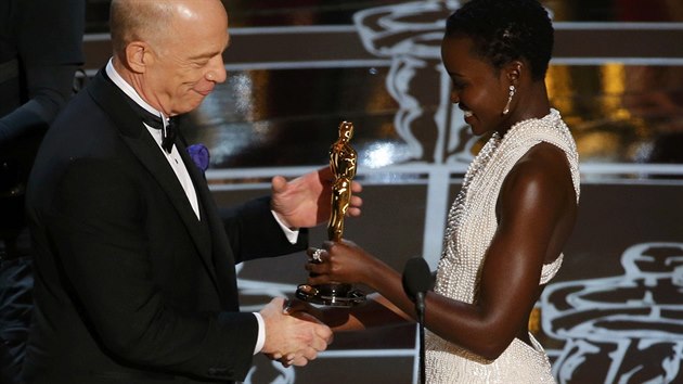 J. K. Simmons loni pebral Oscara za nejlep musk vkon ve vedlej roli od hereky Lupity Nyong'o (22. nora 2015).