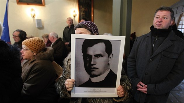 Na mši za pátera Josefa Toufara přijelo do Číhošti zhruba 500 lidí z celé republiky (22. února 2015).