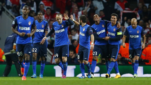ZKUEN STELEC. Dimitar Berbatov (tet zleva) oslavuje se spoluhri z Monaka gl na stadionu Arsenalu.