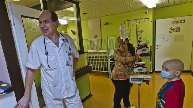 Dtsk hematoonkolog Petr Smek s pacientem.
