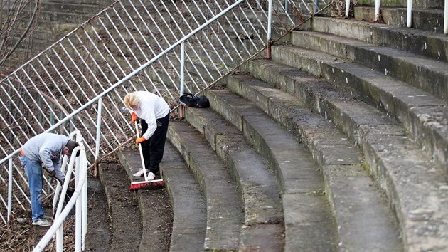 Npad na obnovu stadionu za Lunkami pithl do Brna stovky dobrovolnk. Ti i v ter dlali ve proto, aby se tu v ervnu konala fotbalov rozluka Petra vancary.