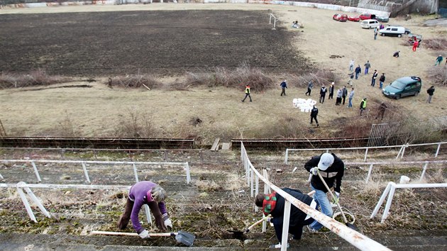 Npad na obnovu stadionu za Lunkami pithl do Brna stovky dobrovolnk.