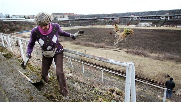 Npad na obnovu stadionu za Lunkami pithl do Brna stovky dobrovolnk. Ti i v ter dlali ve proto, aby se tu v ervnu konala fotbalov rozluka Petra vancary.