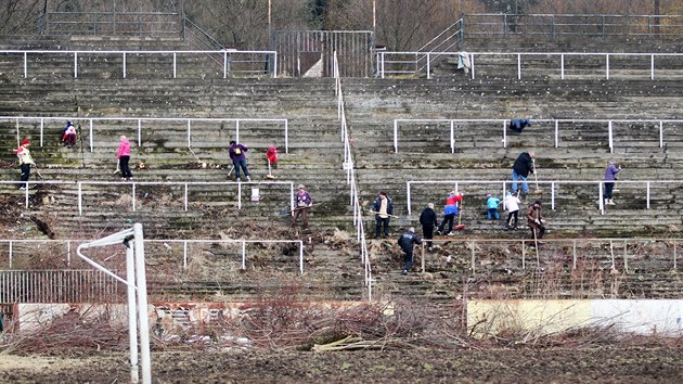 Npad na obnovu stadionu za Lunkami pithl do Brna stovky dobrovolnk. Ti i v ter dlali ve proto, aby se tu v ervnu konala fotbalov rozluka Petra vancary.