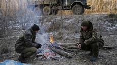Ukrajintí vojáci nedaleko Artmivsku, kterým se rozbil náklaák (19. února...