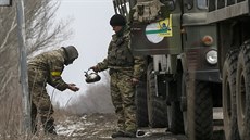 Ukrajintí vojáci nedaleko Artmivsku (19. února 2015)