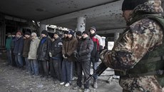Ukrajinští váleční zajatci na doněckém letišti (26. února 2015) Ukrajinští váleční zajatci na doněckém letišti (26. února 2015)