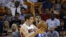 Slovinský rozehrávač Goran Dragič z Miami se tlačí do zakončení, brání ho Ish... Slovinský rozehrávač Goran Dragič z Miami se tlačí do zakončení, brání ho Ish...