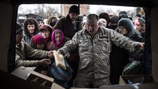 Rozdávání humanitární pomoci na východní Ukrajin (28. února 2015).