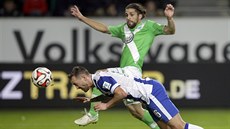 ODVÁŽNÁ HLAVIČKA. Julian Schieber z Herthy Berlín odhlavičkovává míč těsně před... ODVÁŽNÁ HLAVIČKA. Julian Schieber z Herthy Berlín odhlavičkovává míč těsně před...