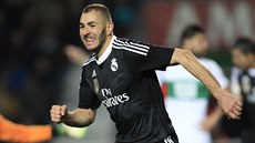 TO SE MI POVEDLO. Karim Benzema z Realu Madrid s vyplazeným jazykem slaví gól,...