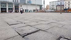 Přestože Soukenné náměstí prošlo rekonstrukcí, dnes to tady vypadá mnohde jako... Přestože Soukenné náměstí prošlo rekonstrukcí, dnes to tady vypadá mnohde jako...