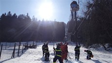 Záchrana cestujících z rozbité lanovky na Javorovém vrchu