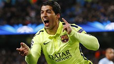 Luis Suárez, útoník Barcelony, oslavuje gól do sít Manchesteru City.