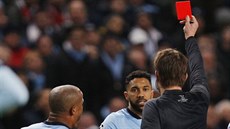 ERVENÁ A KONEC. Gael Clichy (druhý zleva), obránce Manchesteru City, dostal v...