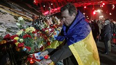 Lidé zapalují svíky svíky v centru Kyjeva. Vzpomínají na mrtvé demonstranty,...