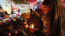 Lidé zapalují svíčky svíčky v centru Kyjeva. Vzpomínají na mrtvé demonstranty,... Lidé zapalují svíčky svíčky v centru Kyjeva. Vzpomínají na mrtvé demonstranty,...