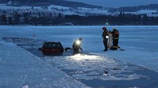 Pod automobilem Peugeot se proboil tenký led na Lipenské pehrad (24. února...