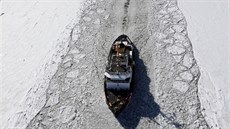 Ledoborec Sturgeon Bay proezává cestu po ece Hudson ve stát New York (27....