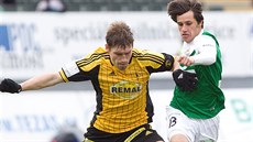 Jablonecký Ruslan Mingazov (vpravo) bojuje o mí s Aleem kerlem z Bohemians.